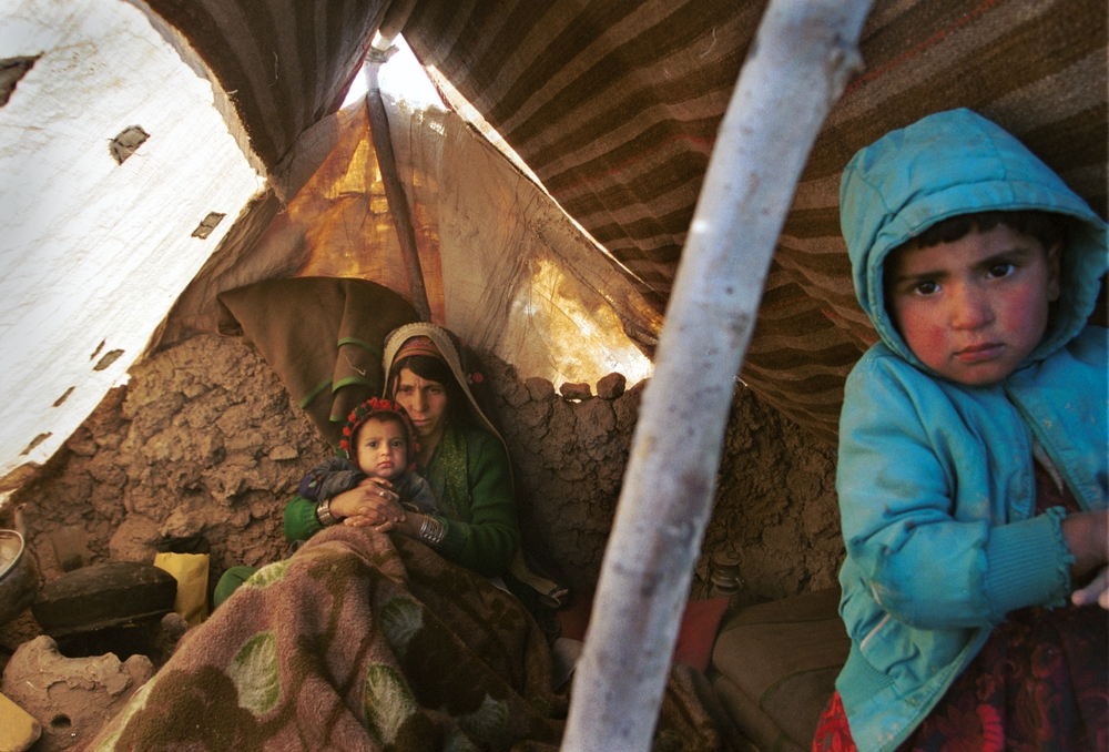 Una familia refugiada se abriga para enfrentar el frío en el campo de Sar-e Pol, al norte de Afganistán. Diciembre de 2001Tim Dirven/Panos