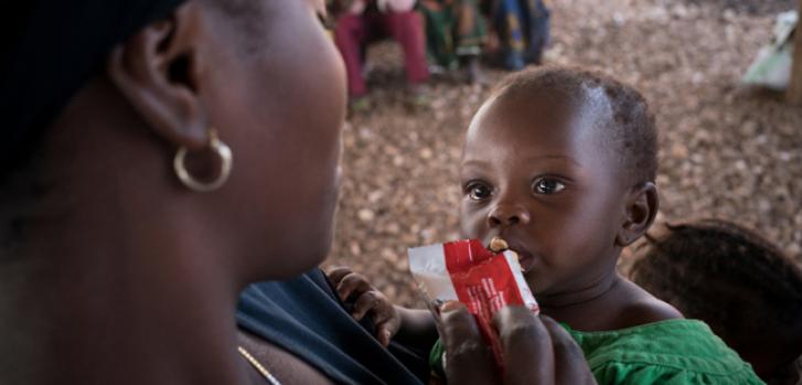 Una madre alimenta a su bebé con un alimento terapéutico preparado para tratar la malnutrición, a base de pasta de maní.Diana Zeyneb Alhindawi/MSF