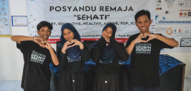 Estos cuatro adolescentes de Rangkasbitung Barat, Indonesia, forman parte de los 19 que dirigen activamente el programa de salud adolescente en su barrio. Sania Elizabeth/MSF.