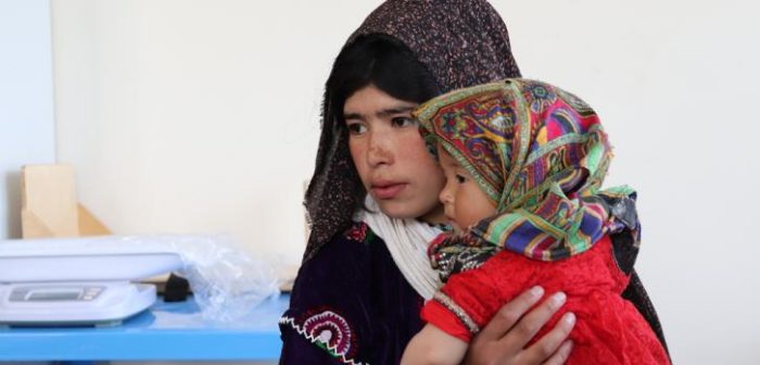 Khadija tiene 20 años, ella se fue de Chekhcharan en Junio de 2018. Vive con su familia en una carpa en el asentamiento Kadistan. Llevó a su hija de dos años Bibi Aysha a una clínica de invierno de MSF para que la traten porque tenía diarrea. Adhmadullah Safi/MSF
