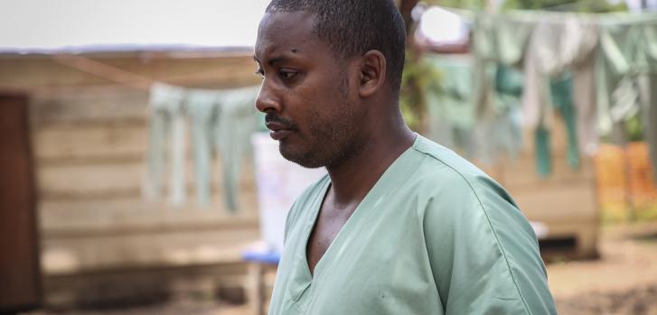 Alpha Diallo, de Guinea, supervisando las actividades de agua y saneamiento en un centro de tratamiento de Ébola de MSF en Kivu Norte, en la República Democrática del Congo.MSF
