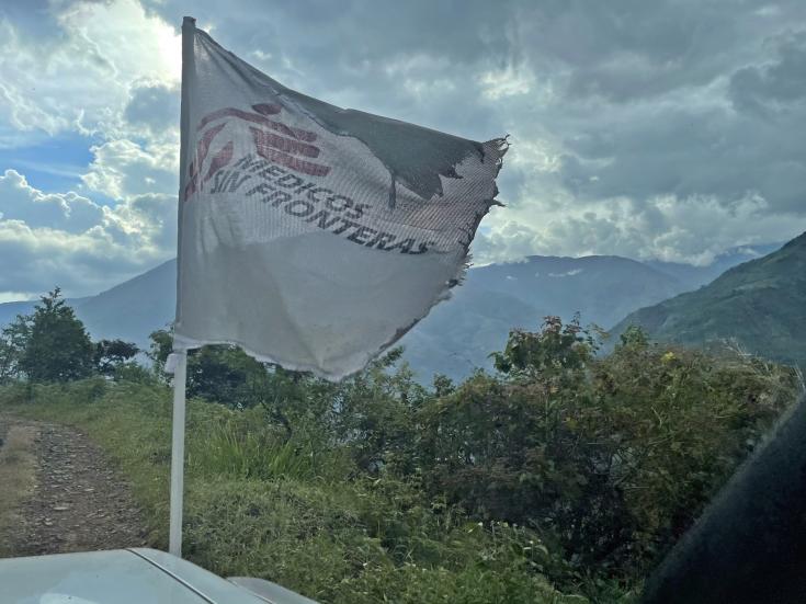 Bandera de MSF en el viaje hacia la vereda El Naranjal, región de Cauca, Colombia