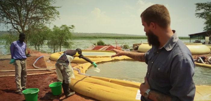 Nuestro compañero Craig Kenzie es líder de equipo de agua y saneamiento en el campo de refugiados de Palorinya, Uganda. En la foto se ve cómo el equipo de expertos en agua y saneamiento están poniéndole cloro a los tanques para seguir con el proceso de purificación del agua. ©MSF