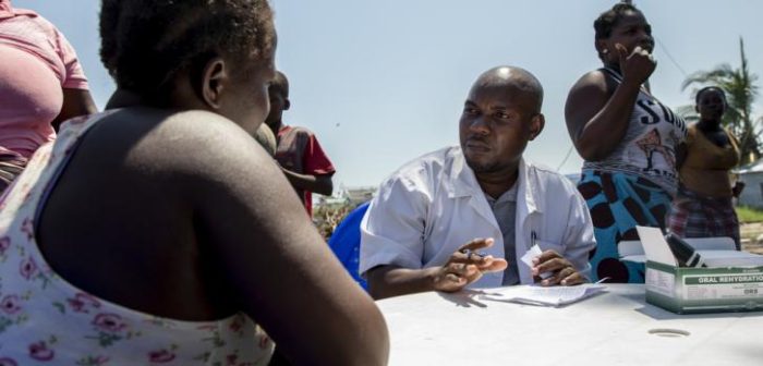 Raul Castro, doctor, realizando consultas médicas en Praia Nova, Punta Gea, con la clínica móvil de Médicos Sin Fronteras (MSF).Pablo Garrigos/MSF