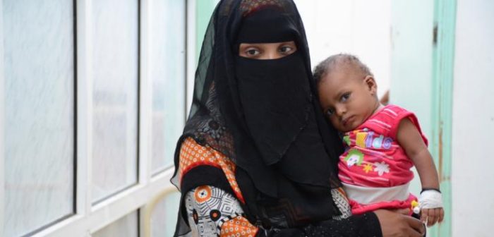 Una madre sosteniendo a su hija en el Centro de Tratamiento de cólera apoyado por MSF en el hospital Al-Sadaqa, Junio 2017. La niña tuvo cólera y sufrió diarrea aguda.Malak Shaher/MSF