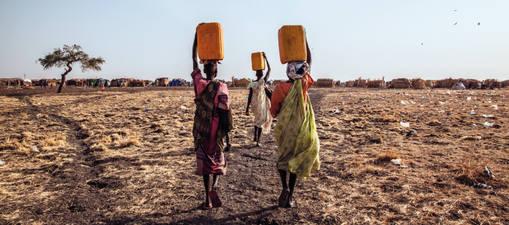 Somalíes del campo de refugiados de Dadaab llevan a sus niños con desnutrición a un nuevo centro de alimentación dirigido por MSF en las afueras del lugar.