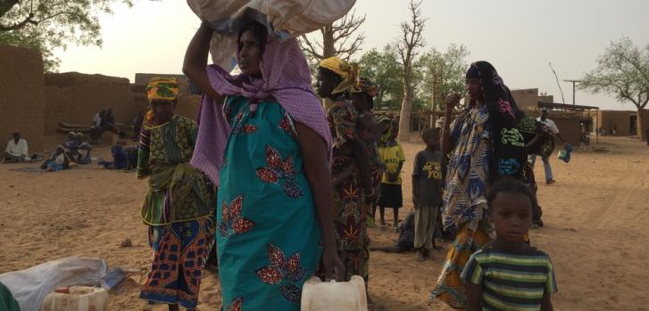 En Mondoro, MSF distribuyó artículos de primera necesidad y brindó asistencia médica y psicosocial a las personas desplazadas que huían de los ataques en la aldea de Bouldé.Lamine Keita/MSF