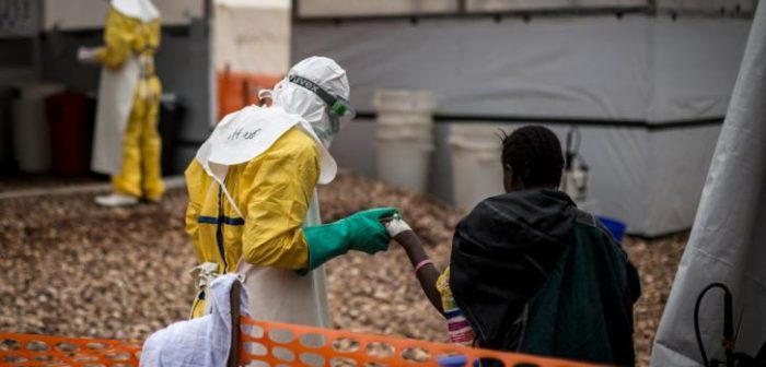 Un trabajador de MSF asiste a un paciente de Ébola en el Centro de Tratamiento de Ébola apoyado por MSF. Foto tomada el 4 de noviembre 2018 en Butembo.John Wessels