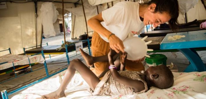 La enfermera de MSF Bárbara García y la pequeña Nyamach juegan en una habitación de nuestro hospital en Ulang, en el noreste de Sudán del Sur. Igor G.Barbero/MSF