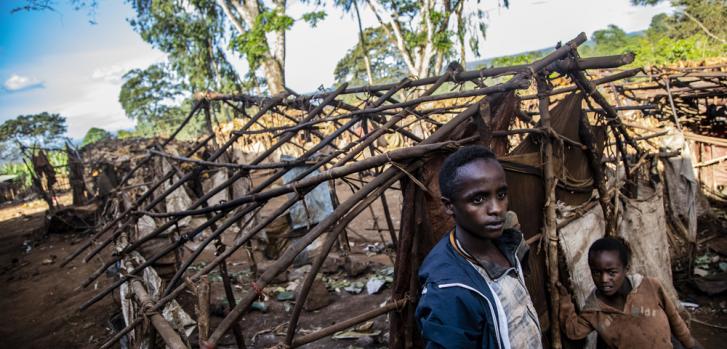 Niños frente a un refugio a medio construir en un campo para desplazados internos en el área de Guji en la región de Oromia, Etiopía.Igor Barbero/MSF