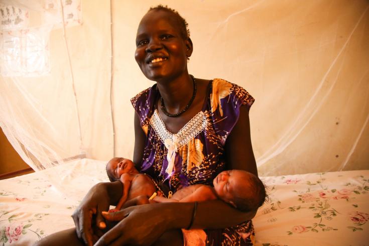 Madre con gemelos en Sudán del Sur, África
