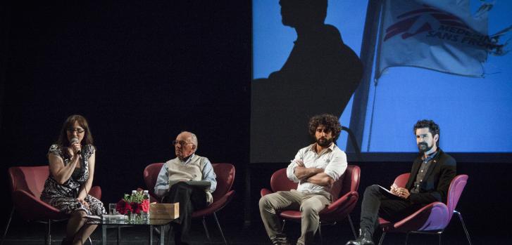 La periodista Valeria Román, el Dr Carlos Trotta (cirujano en Yemen) , el Lic. Juan Gil (líder del barco de rescate Dignity I en el Mediterráneo) y David Cantero Pérez (Director de la Oficina regional de Médicos Sin Fronteras en Buenos Aires) en plena charla en el Centro Cultural Borges. ©MSF