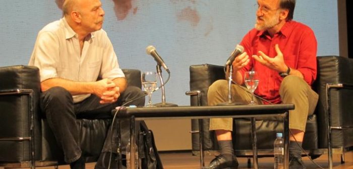 José Antonio Bastos, Presidente de MSF España, y el escritor Martín Caparrós, conversan durante el evento ©MSFMSF