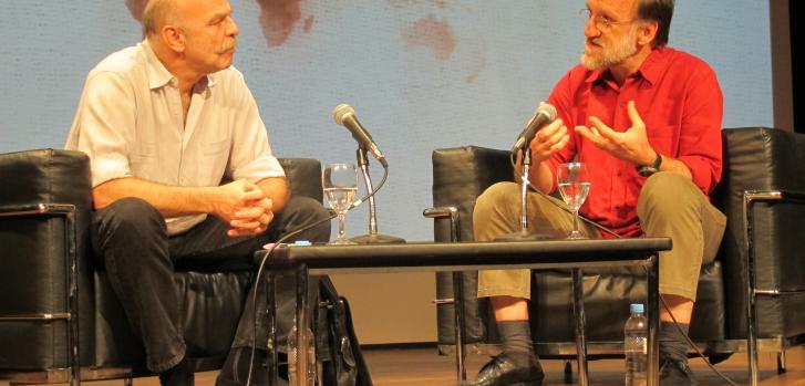 José Antonio Bastos, Presidente de MSF España, y el escritor Martín Caparrós, conversan durante el evento ©MSFMSF