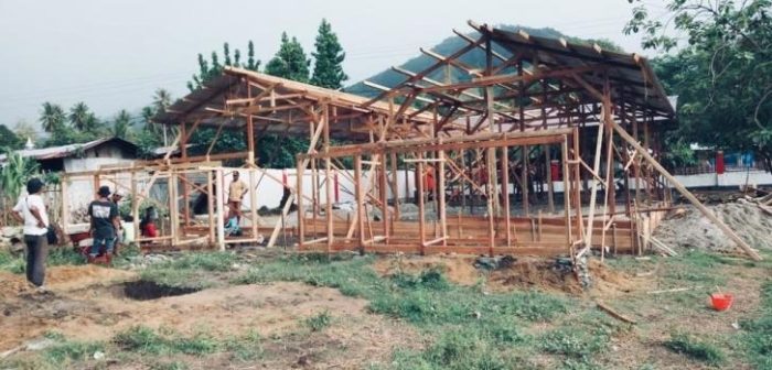 Clínica comunitaria en construcción en el distrito de Sigi, Baluase. Foto tomada el 20 de octubre de 2018.
Yan Debri Syauta/MSF