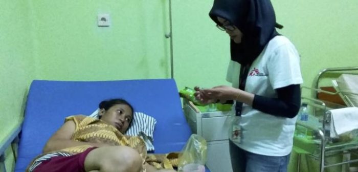 La partera de MSF Dina Afriyanti revisa los signos vitales de una paciente en el Centro de Salud de Labuan que fue admitida después de que el tsunami golpeó el estrecho de Sonda en la noche del 22 de diciembre de 2018.  © Jedeth Mamora/MSF