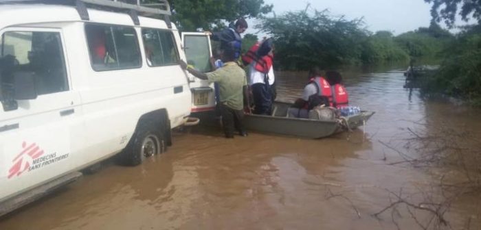 Personal de MSF y sanitarios locales se disponen a desplazarse en barco en Bangula, una orilla del río Shire que ha quedado inundada. Se dirigen hacia Makhanga para realizar consultas médicas a la población afectada, 23 de marzo.MSF