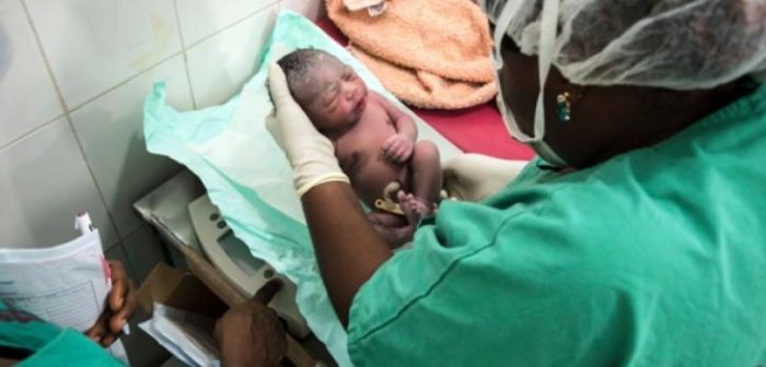 Las enfermeras cuidando a un recién nacido en el Hospital General de Jahun.Maro Verli/MSF