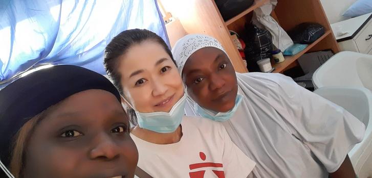 Katsura Kano, antropóloga japonesa de MSF, junto a parteras de la maternidad de Kano, en Nigeria.Katsura Danno/MSF.