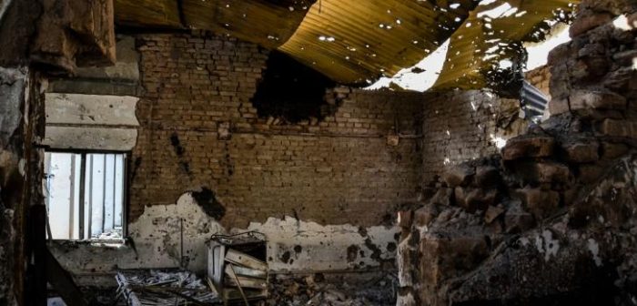 Hospital de MSF bombardeado en Kunduz. En el suelo puede verse la pared que colapsó y en el techo el agujero generado por una de las bombas. ©Dan Sermand/MSF