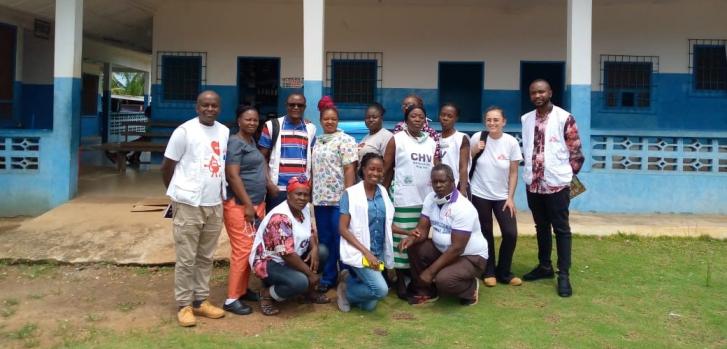 Marilen y el equipo de salud mental de nuestra organización en el centro de atención de salud primaria de Marshall, Liberia.Marilen Osinalde / MSF.