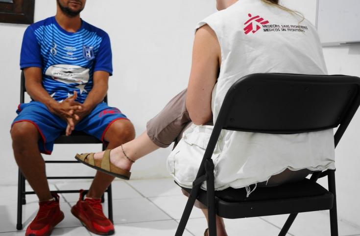 Migrante accede a una sesión de salud mental con un miembro del personal médico de MSF.