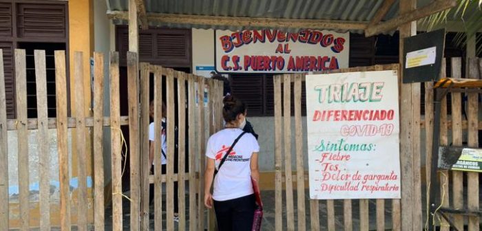 El equipo de Médicos Sin Fronteras (MSF) se prepara para pasar la noche en Caballito, en la región de la Amazonia Peruana.MSF