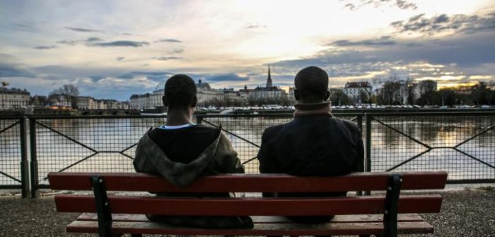 Unos migrantes descansando frente al río Adour en Bayona, Francia.Mohammad Ghannam/MSF