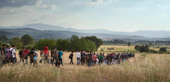 Grupo de unos 150 migrantes en la ruta de Idomeni © Alessandro Penso