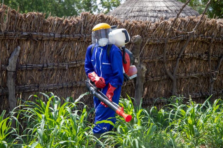 Un agente de agua, higiene y saneamiento realizando una desinfección de viviendas en una comunidad ubicada en el distrito de Magaria (Zinder).