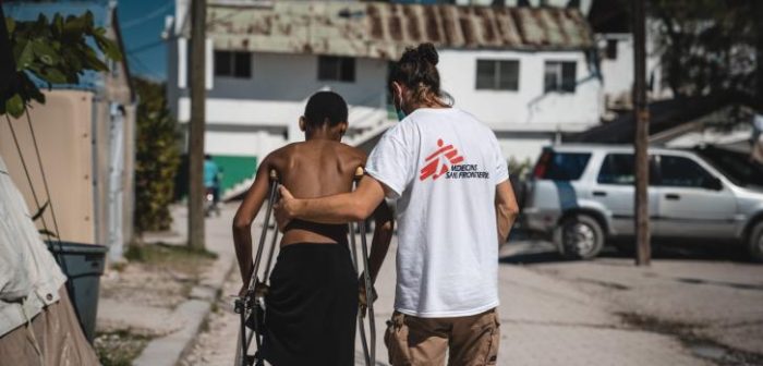 Imagen de archivo de 2021: Un miembro de nuestro personal médico proporciona fisioterapia a los pacientes heridos en el terremoto en Haití, ayudándoles a recuperar fuerza y movilidadPierre Fromentin/MSF.