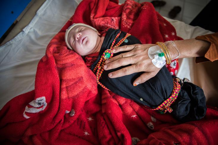 Bebé recién nacido en las manos de su madre en la habitación de pstparto del Hospital de Maternidad de Khost, Afganistán.
