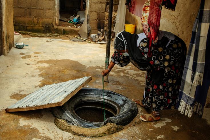 Un promotor de salud de MSF cloriza un pozo de agua en un pueblo del estado de Bauchi en Nigeria.