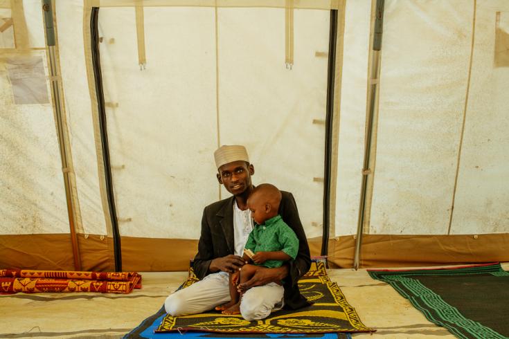 Sheriff de dos años con su padre Mohammed. El niño pasó dos días en el centro de tratamiento de cólera de MSF en Bauchi y está esperando a que le den el alta.