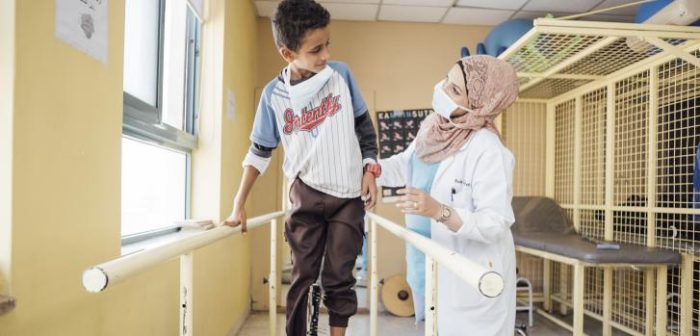 Ahmed , un niño de 11 años herido en una explosión en Yemen, en una sesión de recuperación con Rula Marahfeh, fisioterapia de nuestra organización. Hospital de Amán, Jordania, junio de 2021.Peter Bräunig.