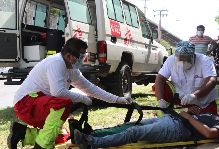 Equipo de atención pre-hospitalaria asistiendo un accidente de tránsito