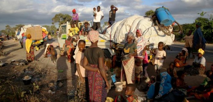 Un grupo de familias desplazadas por el conflicto en Cabo Delgado, al norte de Mozambique, aguarda junto a un camión en las afueras de Mueda.Igor Barbero/MSF.