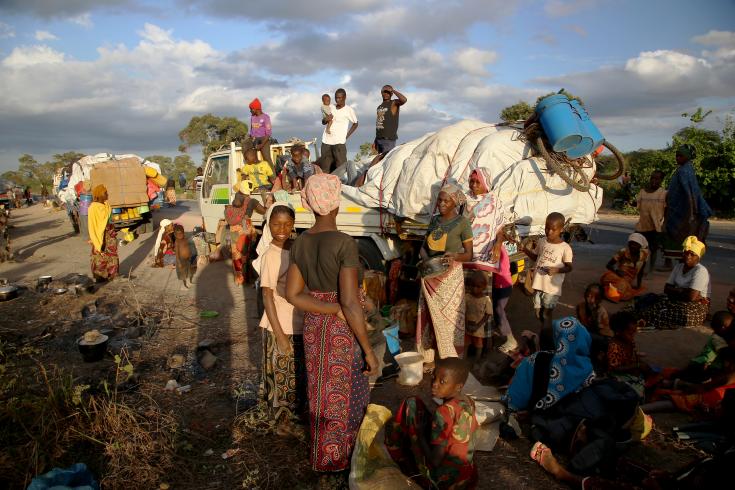 Personas desplazadas aguardando cerca de un camión en las afueras de la ciudad de Mueda, en la provincia norteña de Cabo Delgado, Mozambique.