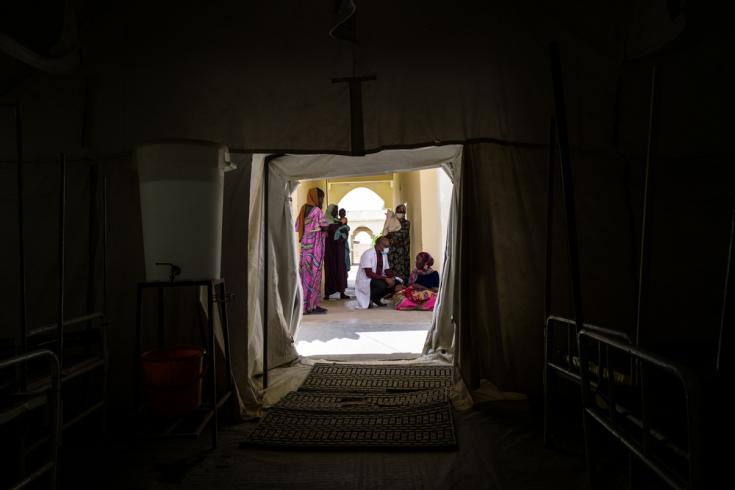 Cuidador de MSF con una madre en el hospital de Tukra, Yamena, Chad.