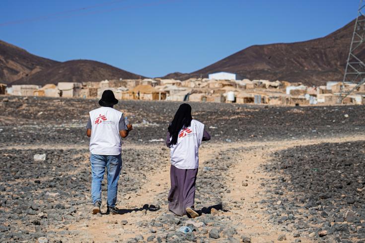Trabajadores sanitarios de MSF caminando hacia el campo de desplazados de Al-Sweida en Marib (Yemen).