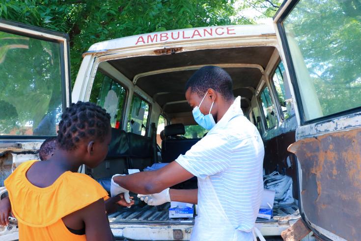 Trabajador del Ministerio de Salud de Malaui asiste a una paciente en la clínica móvil de Kampata, en Nsjane, en donde proveemos apoyo mediante personal e insumos para las personas desplazadas por la tormenta tropical Ana