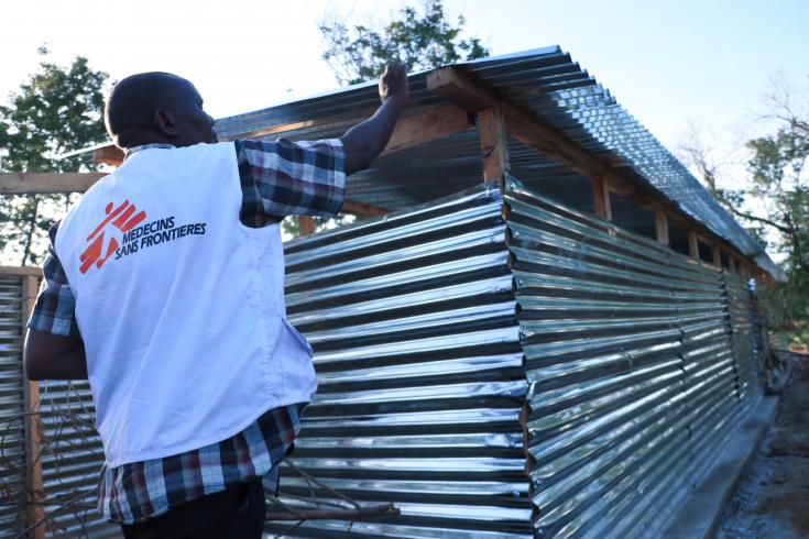 Un logista de MSF inspecciona el trabajo realizado en los pozos de letrinas que construimos en el campo de desplazados de Bangula, Malaui. 