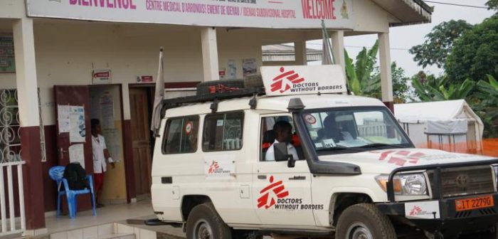 Imagen de archivo del 17 de febrero de 2022: campaña de vacunación de MSF en Enyenge, al suroeste de Camerún.Faith Toran/MSF.