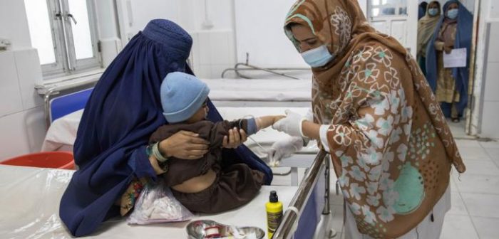 Imagen de archivo del 26 de enero de 2022: una enfermera atiende a Mohammad Jan, de 3 años, que tiene una infección torácica y problemas cardíacos en el hospital de Boost, Afganistán.Oriane Zerah.