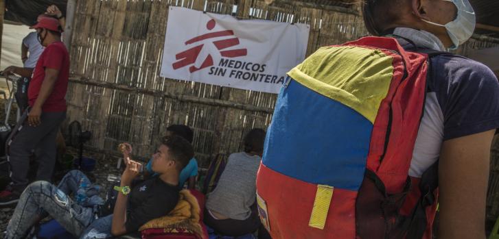 Migrante venezolano en el puesto de salud de MSF en Aguas Verdes, Perú, aguarda el colectivo que lo llevará a Tumbes. Lleva puesta una mochila con los colores de la bandera de su país.Max Cabello Orcasitas.