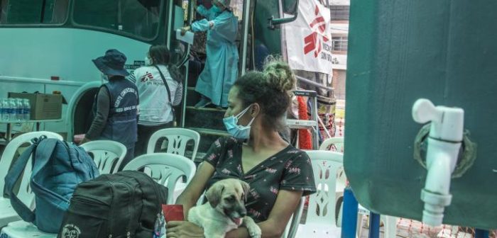 Imagen de archivo del 1 de marzo de 2022: personas migrantes de Venezuela esperan a ser llamadas para una consulta en nuestro puesto de salud cerca de la terminal de transporte Lima Plaza Norte.Max Cabello Orcasitas.
