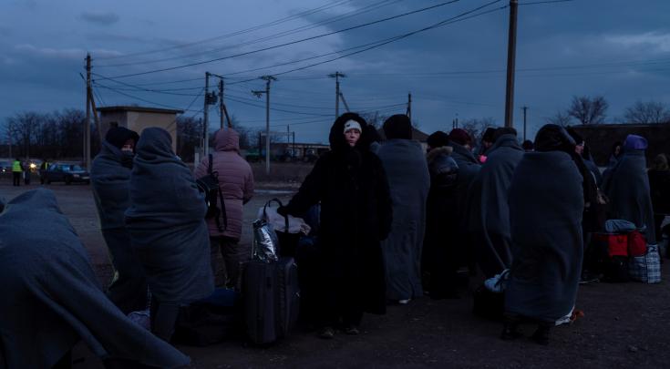 Refugiados ucranianos esperan para subir a los autobuses en el punto de partida de Palanca