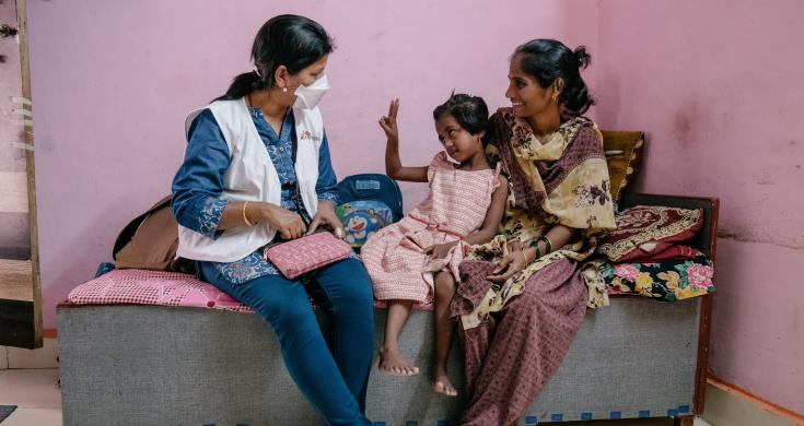 Niña con tuberculosis resistente es tratada por una enfermera de MSF en India.
