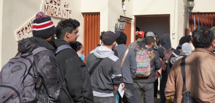 Migrantes esperando entrar a un albergue en Piedras Negras, México.Yesika Ocampo/MSF.