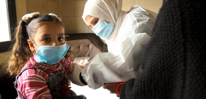 Imagen de archivo del 25 de febrero de 2022: una niña recibe sus vacunas de rutina en nuestra campaña de vacunación en Wadi Khaled, al norte de Líbano.Tracy Makhlouf.